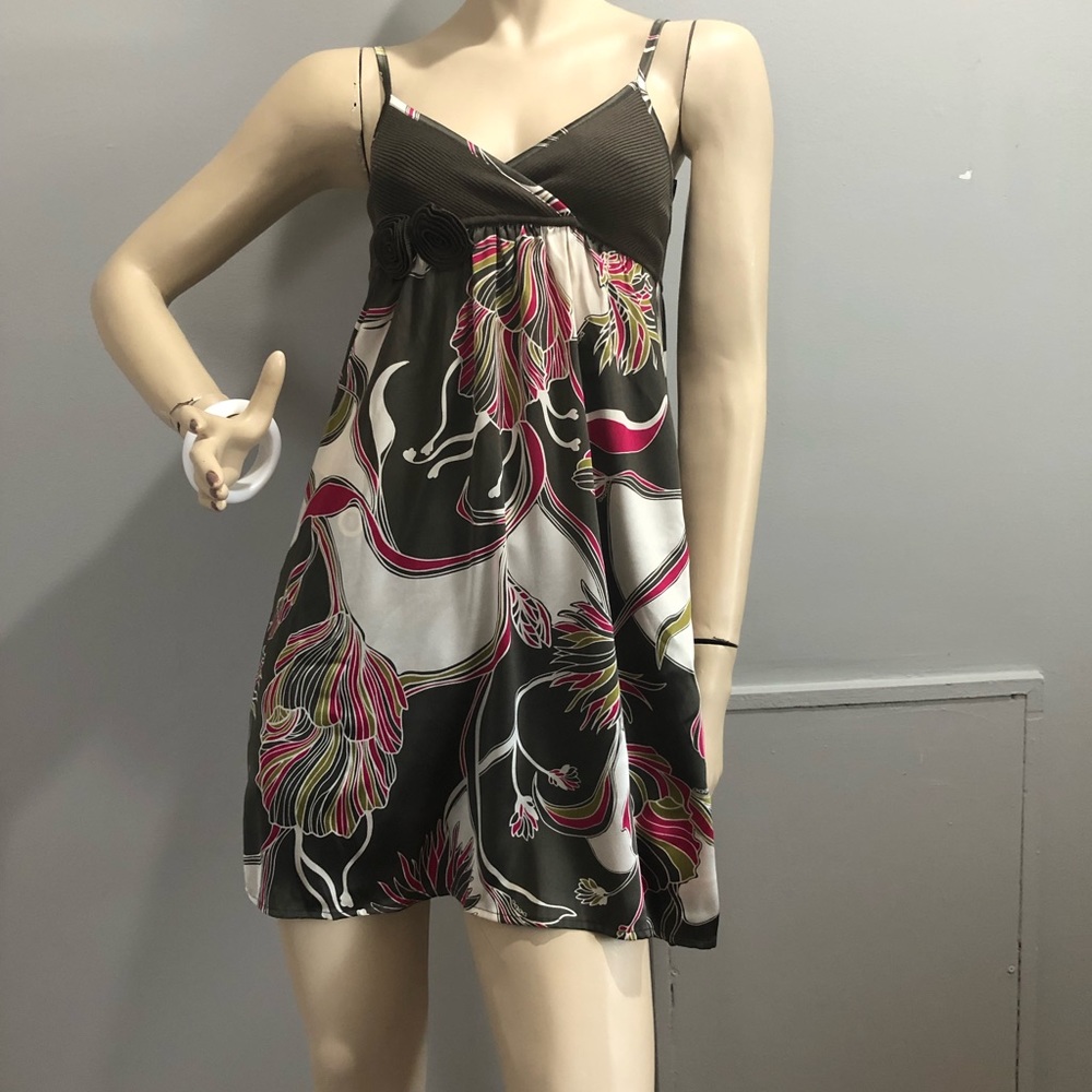 BEBE  FLORAPURIM ROSET DRS. Top Dress. Size Small. Color Clover.